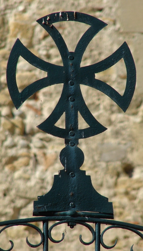 Croix au-dessus du portail de la Chapelle jouxtant l'Eglise - Mirepoix