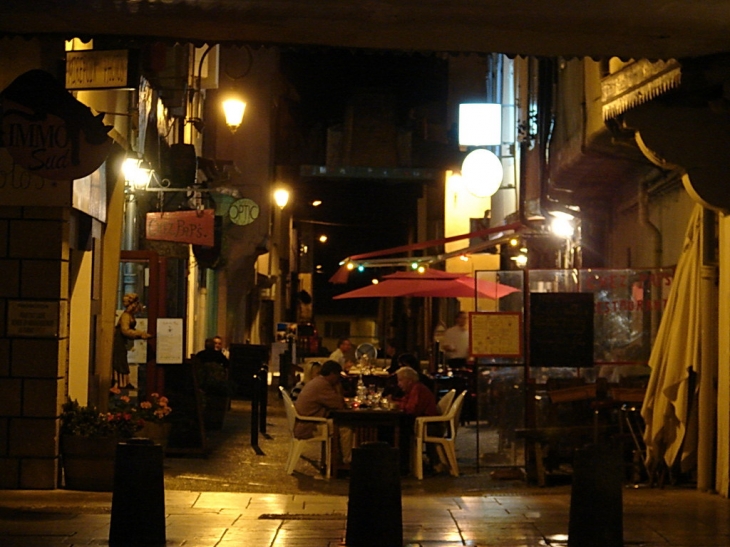 Une rue commerçante les soir - Mirepoix