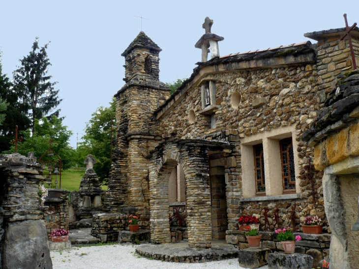 Notre-Dame de la Goutte : chapelle à l'architecture insolite, construite dans la seconde moitié du XXe siècle par l'abbé Piquemal, curé de Montardit.