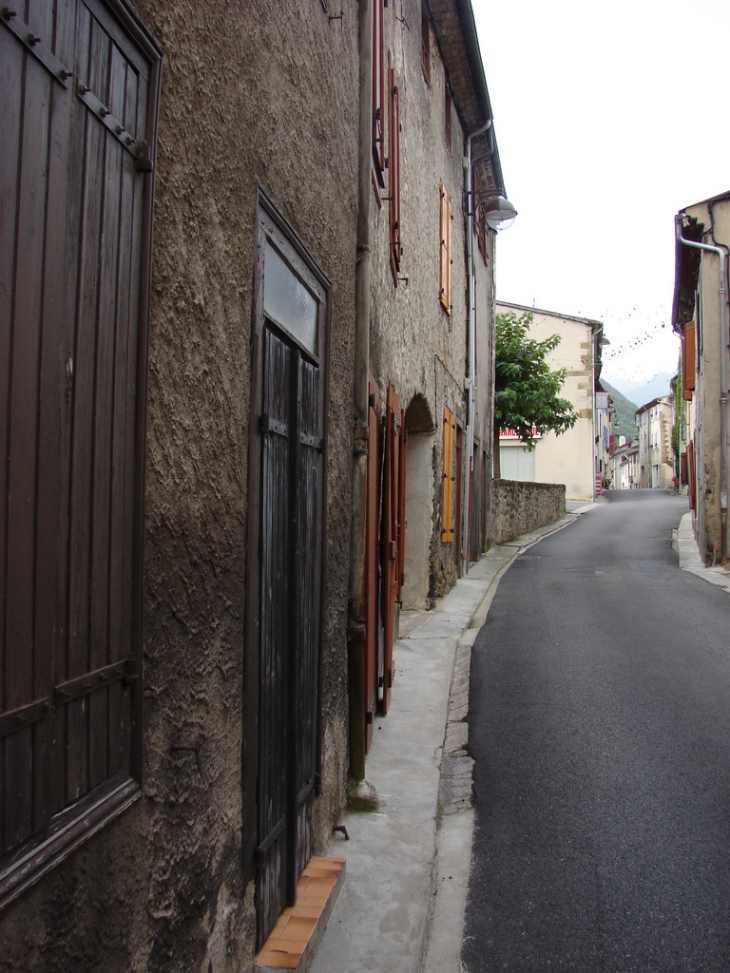 Une Rue du Village - Montferrier