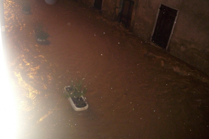 Orage rue du mont FOURCAT, la rue s est transformée en ruisseau - Montferrier