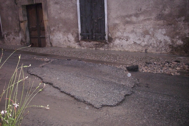 Orage rue du mont FOURCAT, la rue s est transformée en ruisseau - Montferrier