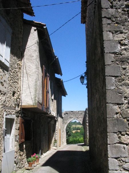 Montjoie : rue et porte d'entrée XIVème - Montjoie-en-Couserans