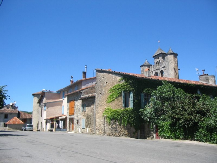 Montjoie  : La Place du village - Montjoie-en-Couserans