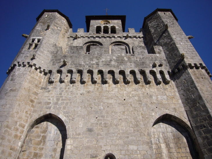 Façade de l'églse deMontjoie - Montjoie-en-Couserans