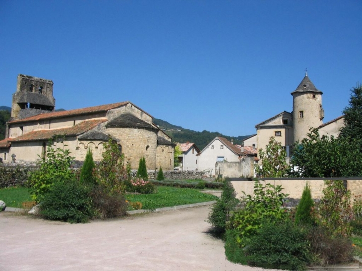 Vic d'Oust - Eglise Romane et manoir Roquemaurel