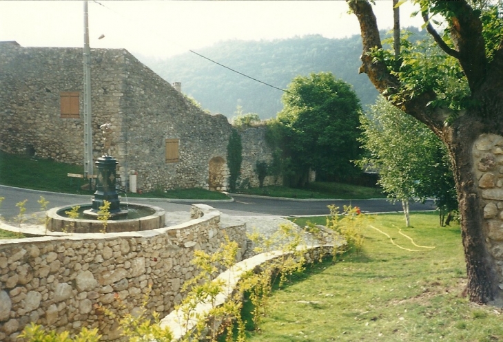 La fontaine et le château - Prades