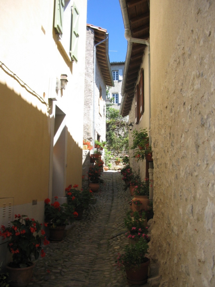 Une ruelle fleurie - Saint-Lizier