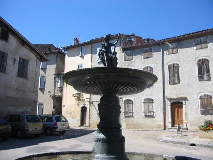 Fontaine place de l'abbatiale - Saint-Lizier