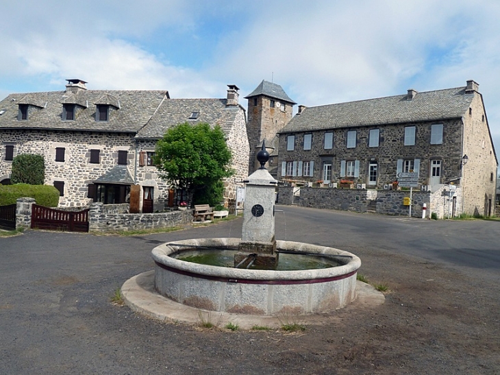 Le centre du village Le 1er Janvier 2016 les communes  Alpuech, Graissac, Lacalm, La Terrisse, Sainte-Geneviève-sur-Argence et Vitrac-en-Viadène  ont fusionné  pour former la nouvelle commune Argence-en-Aubrac. - Agen-d'Aveyron