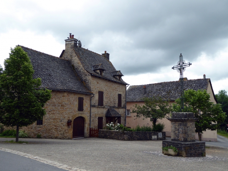 Jolie petite place - Anglars-Saint-Félix