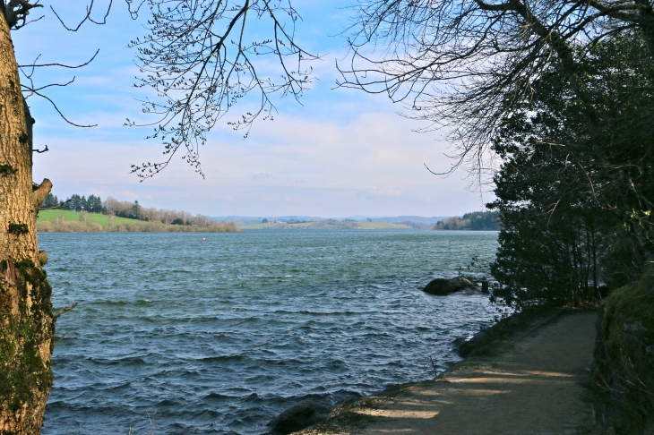 Le Lac de Pareloup au barrage. - Arvieu