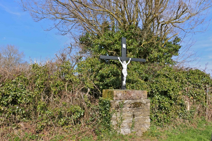 Croix de chemin sur la route de Notre Dame d'Aurès. - Arvieu