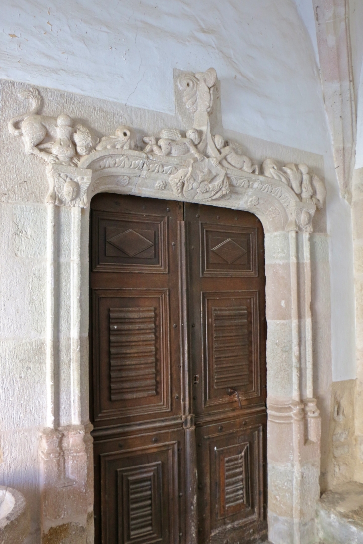 Portail début Renaissance, église Notre Dame d'Aurès. - Arvieu