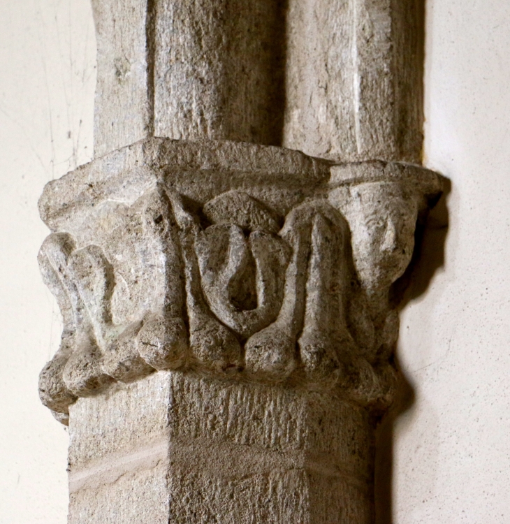 Eglise Notre Dame d'Aurès : chapiteau sculpté. - Arvieu