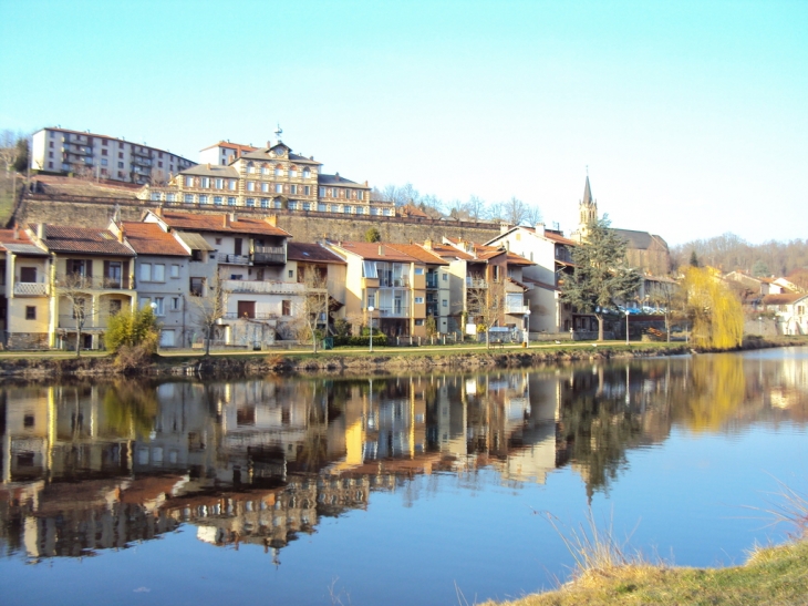 L'Ecole Jules Ferry et l'Eglise Notre Dame du Gua - Aubin