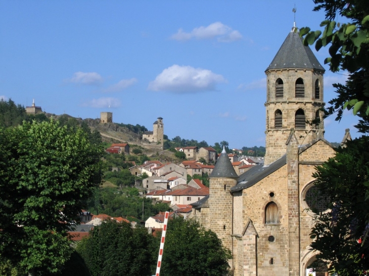 L'église et le fort vus du passage à niveau - Aubin