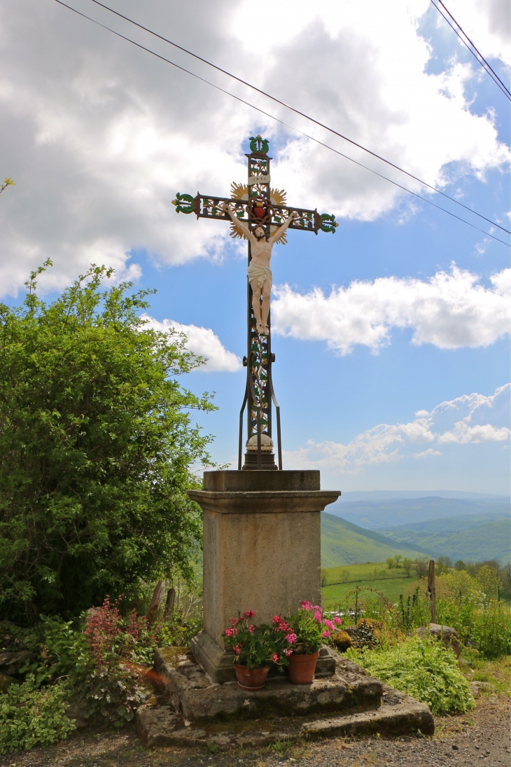 Croix de Mission à Naves d'Aubrac. - Aurelle-Verlac