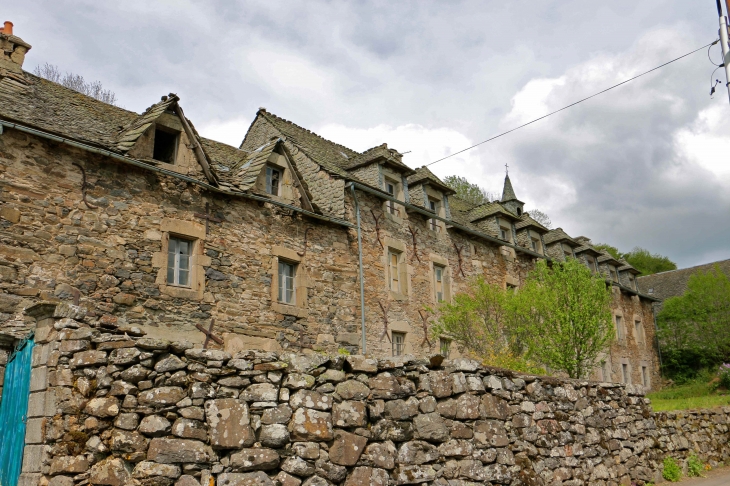 A Naves d'Aubrac ancien couvent des religieuses de la communauté de l'Union saint françois de Salles. - Aurelle-Verlac