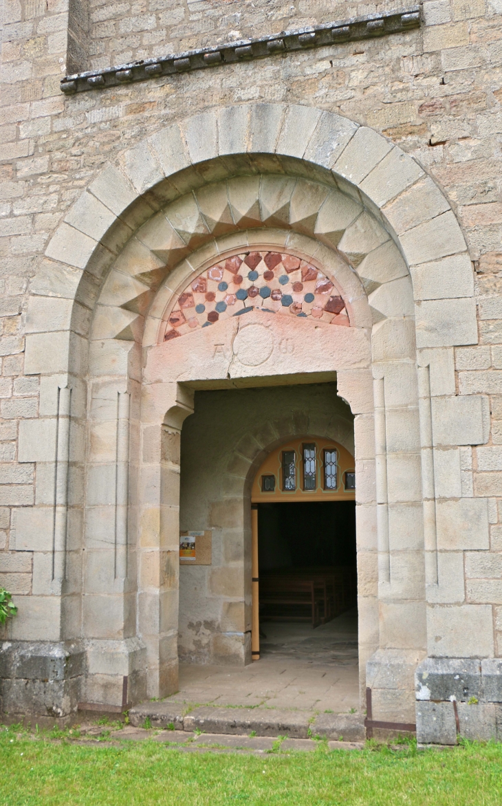 Le porche de l'église de Naves d'Aubrac. - Aurelle-Verlac