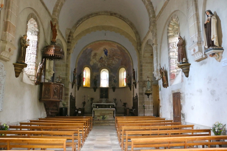 Eglise de Naves d'Aubrac : la nef vers le choeur. - Aurelle-Verlac