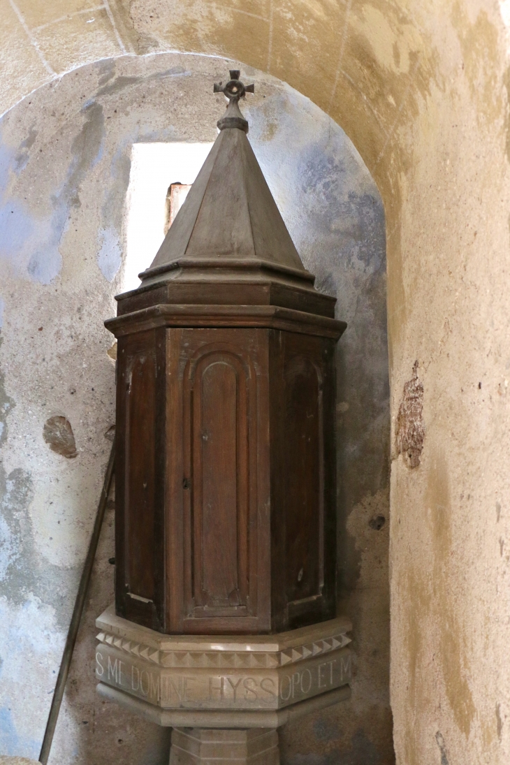 Eglise de Naves d'Aubrac : les fonts baptismaux. - Aurelle-Verlac