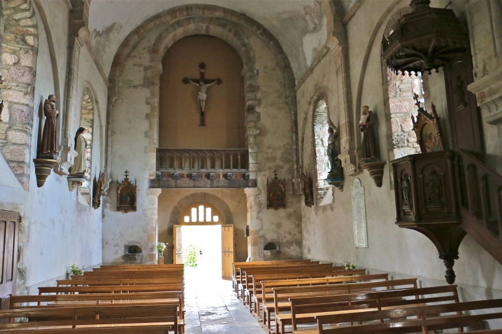 La nef vers le portail de l'église de Naves d'Aubrac. - Aurelle-Verlac