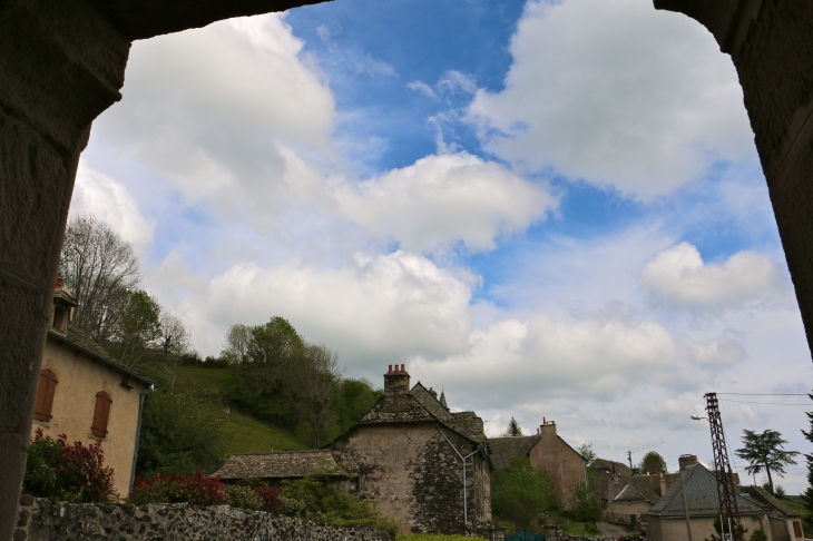 Vue du porche de l'église de Naves d'Aubrac. - Aurelle-Verlac