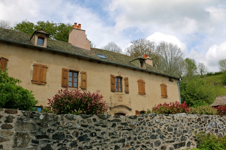 L'ancien presbytère de Naves d'Aubrac. - Aurelle-Verlac