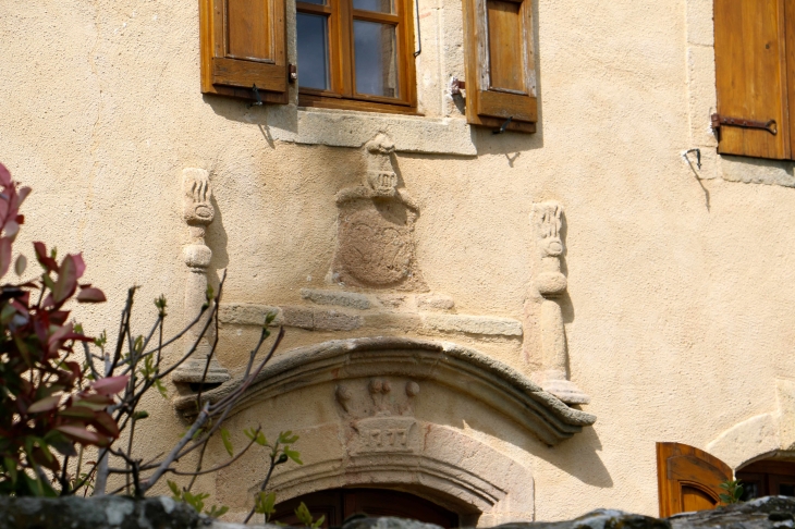 La porte sculptée de l'ancien presbytère. - Aurelle-Verlac