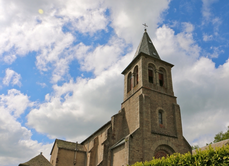 L'église  de Naves d'Aubrac. - Aurelle-Verlac