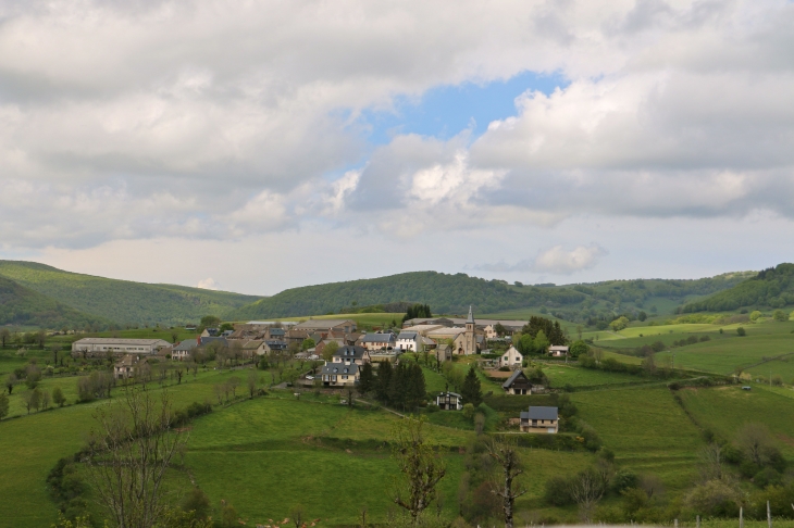 Vue sur le hameau de Vieurals. - Aurelle-Verlac