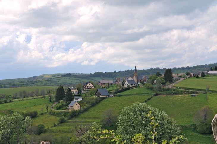 Vue sur le hameau de Vieurals. - Aurelle-Verlac