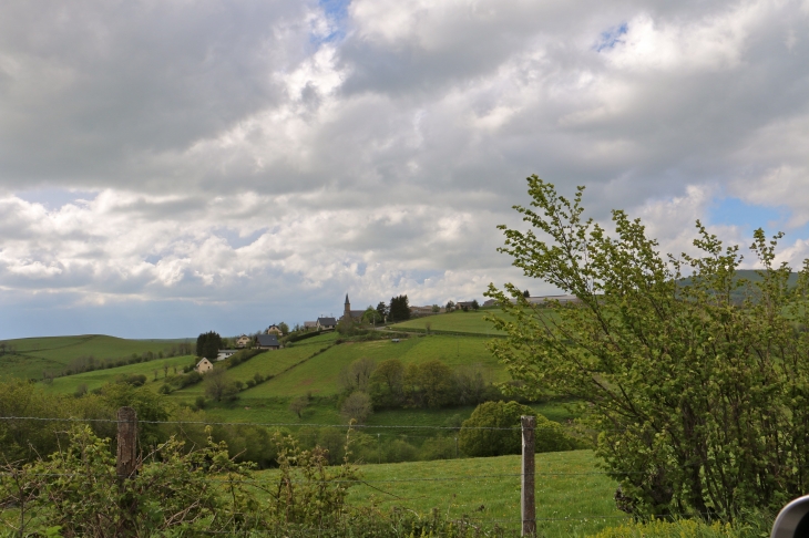 Vue sur le hameau de Vieurals. - Aurelle-Verlac