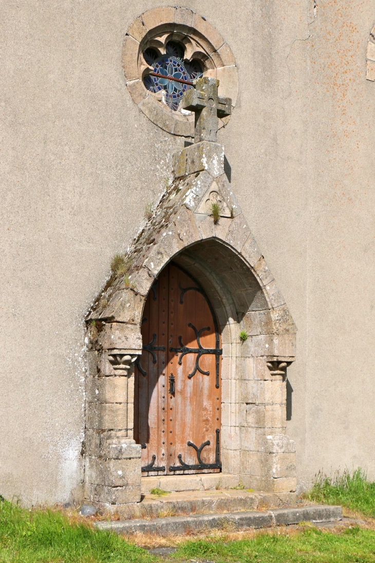 Le portail de l'église de Vieurals. - Aurelle-Verlac