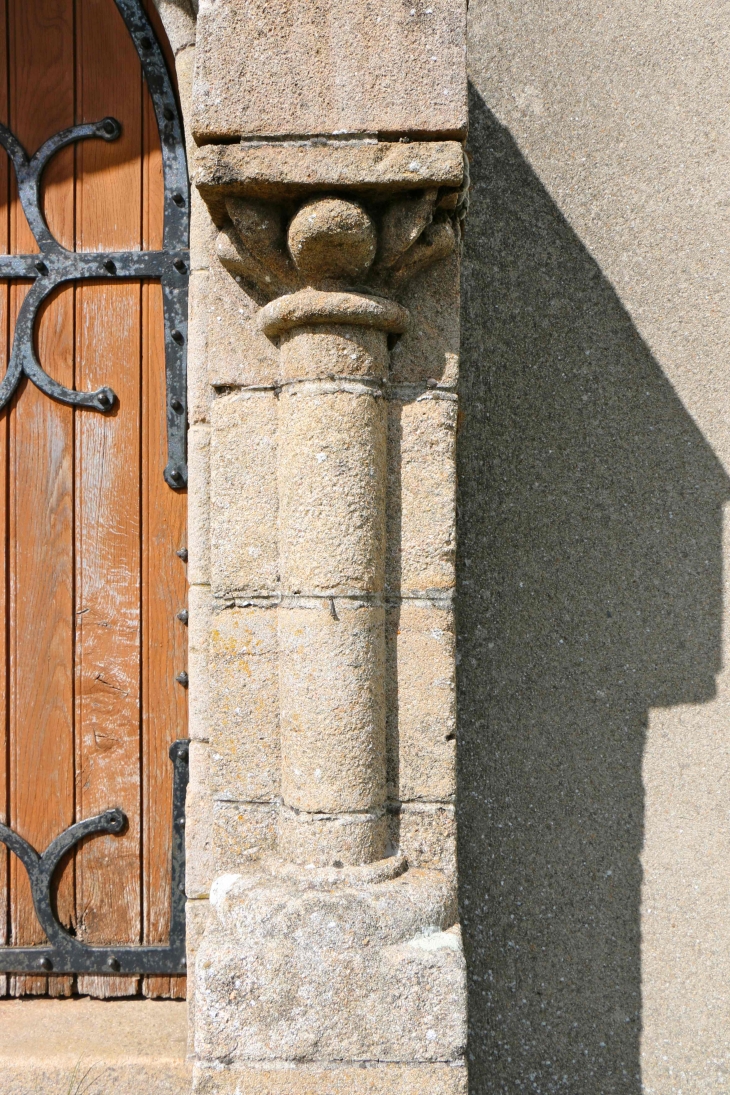 Détail du portail de l'église de Vieurals. - Aurelle-Verlac