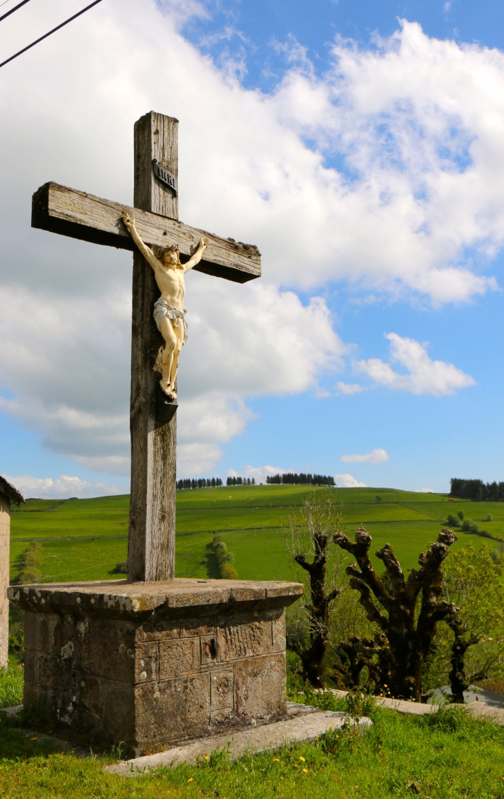 Croix du Christ à Vieurals. - Aurelle-Verlac