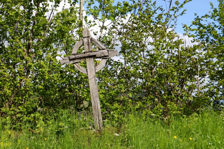 Croix de bois au col de Verlac. - Aurelle-Verlac