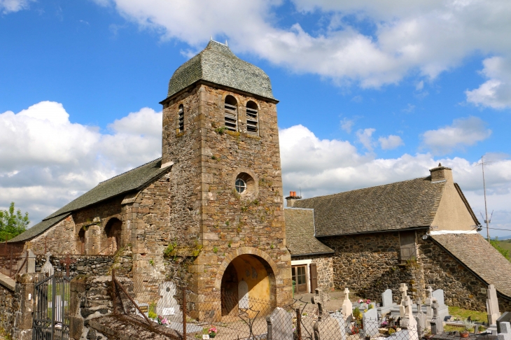 Eglise Saint Jacques de Verlac de style roman, construite à partir de matériaux locaux, schiste pour les murs, basalte, tuf et grès pour les pierres taillèes. - Aurelle-Verlac