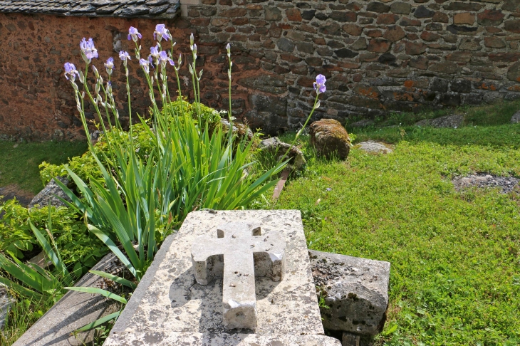 Près de l'église Saint Jacques de Verlac. - Aurelle-Verlac