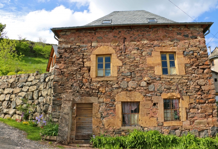 Maison ancienne du village de Verlac. - Aurelle-Verlac