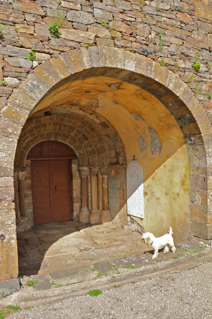 Le portail de l'église Saint Jacques de Verlac. - Aurelle-Verlac