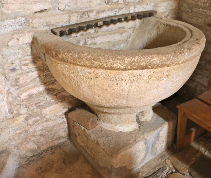 Eglise Saint Jacques de Verlac : les fonts baptismaux. - Aurelle-Verlac