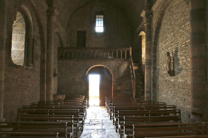 La nef vers le portail : église Saint Jacques de Verlac. - Aurelle-Verlac