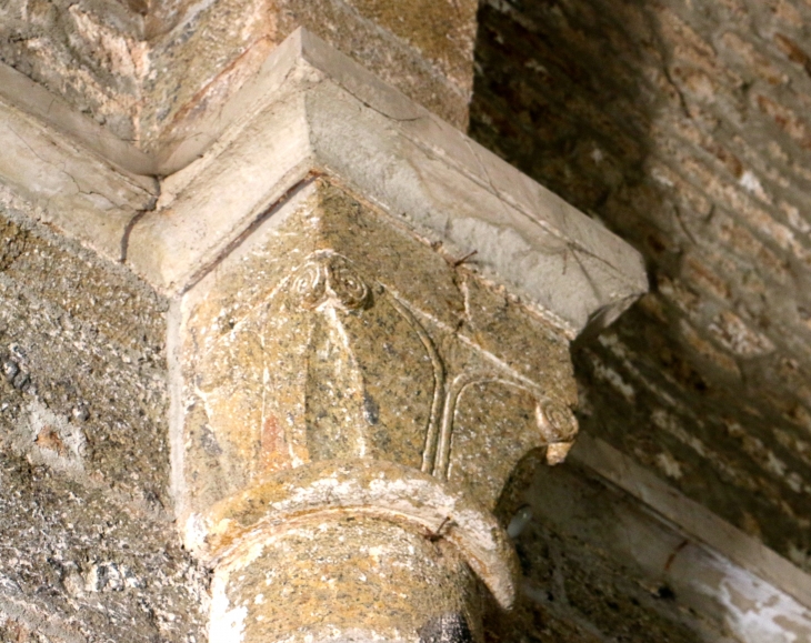 Chapiteau sculpté de la nef. Eglise Saint Jacques de Verlac. - Aurelle-Verlac