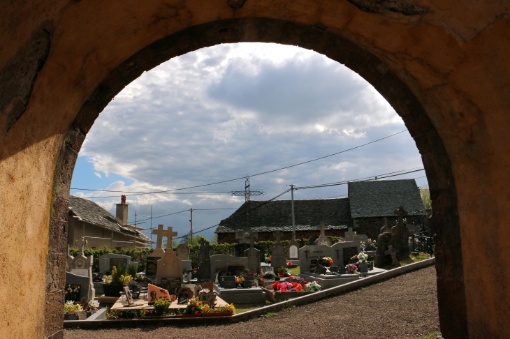 Vue du porche de l'église Saint Jacques de Verlac. - Aurelle-Verlac