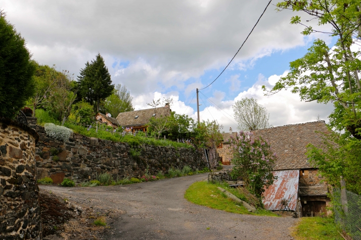 Une rue du village de Verlac. - Aurelle-Verlac