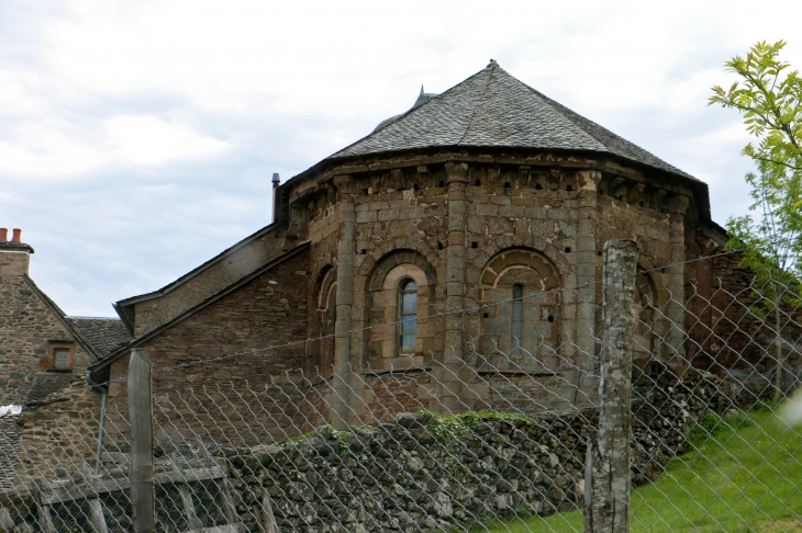 Le chevet de l'église Saint Jacques de Verlac. - Aurelle-Verlac