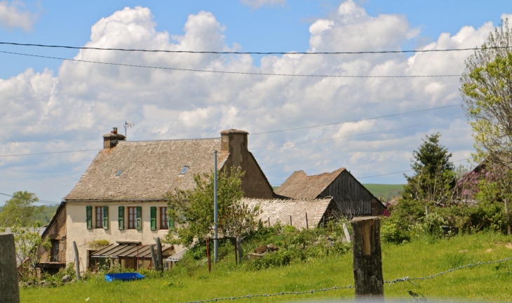 Hameau de Rieuzens. - Aurelle-Verlac