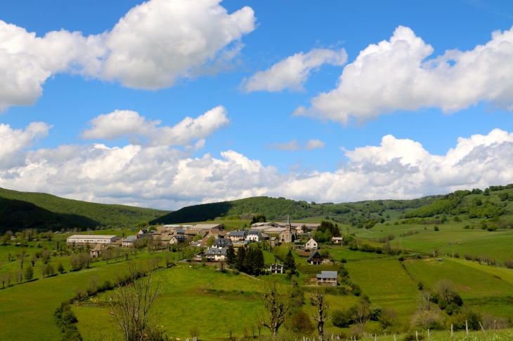 Vue sur le hameau de Vieurals. - Aurelle-Verlac